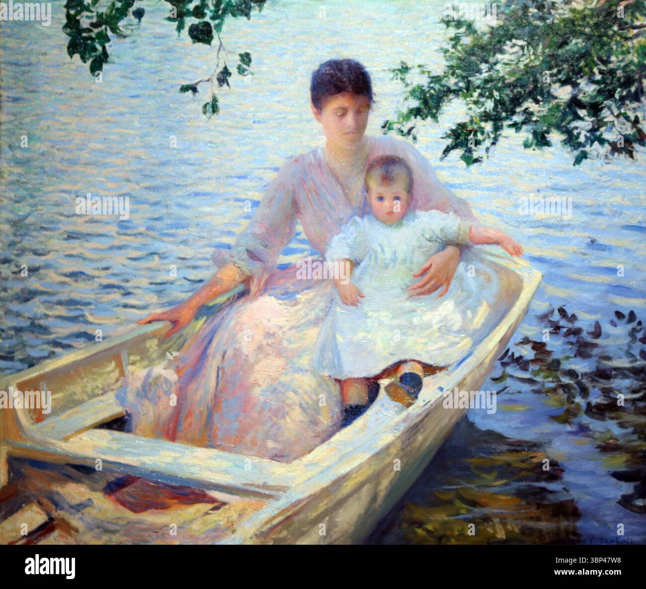 Mutter und Kind in einem Boot von Edmund Charles Tarbell (1862-1938). Tarbell malte Mutter und Kind in einem Boot, wobei seine Frau Emeline und Tochter Josephine als Models diente. Er ließ das Licht auf dem Wasser schimmern und das verfleckte Sonnenlicht auf dem Ruderboot und den Kostümen mit reinen Farbstrichen. Er zögerte, seine schwer erlernten Zeichenfähigkeiten aufzugeben – sein erklärter Zweck, in Paris zu studieren –, skizzierte sorgfältig die Hände und Merkmale seiner Frau und verkürzte geschickt das linke Bein seiner Tochter. Die überhängenden Äste und der hohe Blickwinkel, die aus japanischen Drucke stammen, bieten eine Intimation Stockfoto