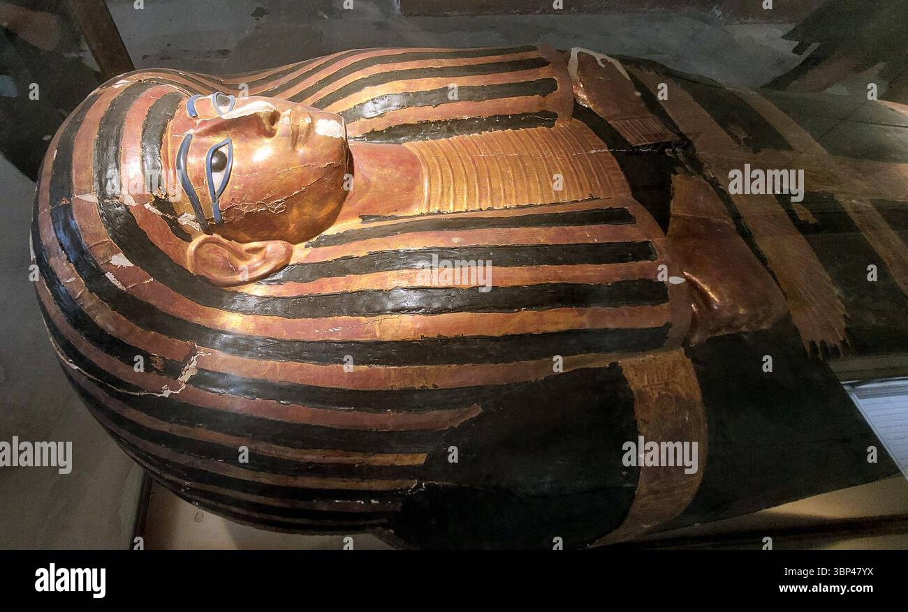 Ein Foto von Yuyas äußerem Sarkophag. Yuya (manchmal auch Iouiya oder Yuaa) war ein mächtiger ägyptischer Höfling während der achtzehnten Dynastie Ägyptens (um 1390 v. Chr.). Er war mit Thuya verheiratet, einer ägyptischen Adligen, die mit der königlichen Familie verbunden war und hohe Ämter in der Regierungs- und Religionshierarchie innehatte. Ihre Tochter, Tiye, wurde die große königliche Ehefrau von Amenhotep III. Um 1390 v. Chr.. Stockfoto