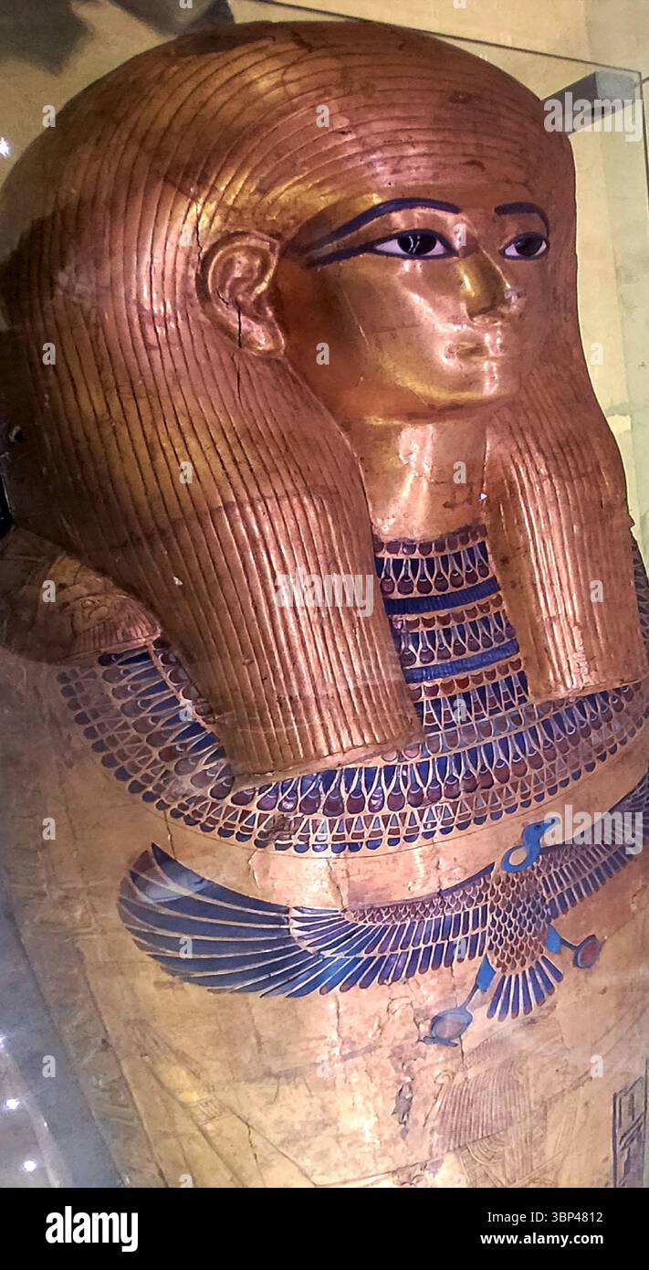 Ein Foto von Yuyas Sarkophag. Yuya (manchmal auch Iouiya oder Yuaa) war ein mächtiger ägyptischer Höfling während der achtzehnten Dynastie Ägyptens (um 1390 v. Chr.). Er war mit Thuya verheiratet, einer ägyptischen Adligen, die mit der königlichen Familie verbunden war und hohe Ämter in der Regierungs- und Religionshierarchie innehatte. Ihre Tochter, Tiye, wurde die große königliche Ehefrau von Amenhotep III. Um 1390 v. Chr.. Stockfoto