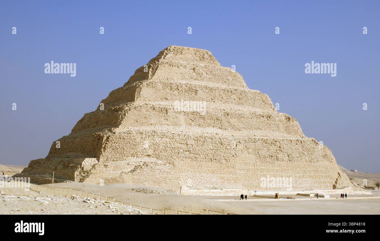 Eine Fotografie der Stufenpyramide von Djoser in Sakkara, Ägypten, die früheste monumentale Steinstruktur Ägyptens, erbaut für Pharao Djoser, um 2667 bis 2648 v. Chr. Die Pyramide ist das zentrale Merkmal eines riesigen Leichenkomplexes. Die Pyramide war ursprünglich 62,5 m (205 ft) hoch, mit einer Basis von 109 m ? 121 m (358 Fuß ? 397 ft) und war mit poliertem weißem Kalkstein verkleidet. Die Stufenpyramide (oder Proto-Pyramide) galt als die früheste großformatige Steinkonstruktion, die von Menschen aus dem Jahr 1997 gebaut wurde, obwohl die nahe gelegene Einfriedungsmauer „Gisr el-Mudir“ von einigen Ägyptologen vorgeschlagen wird, vor dem Komplex zu liegen. In Stockfoto