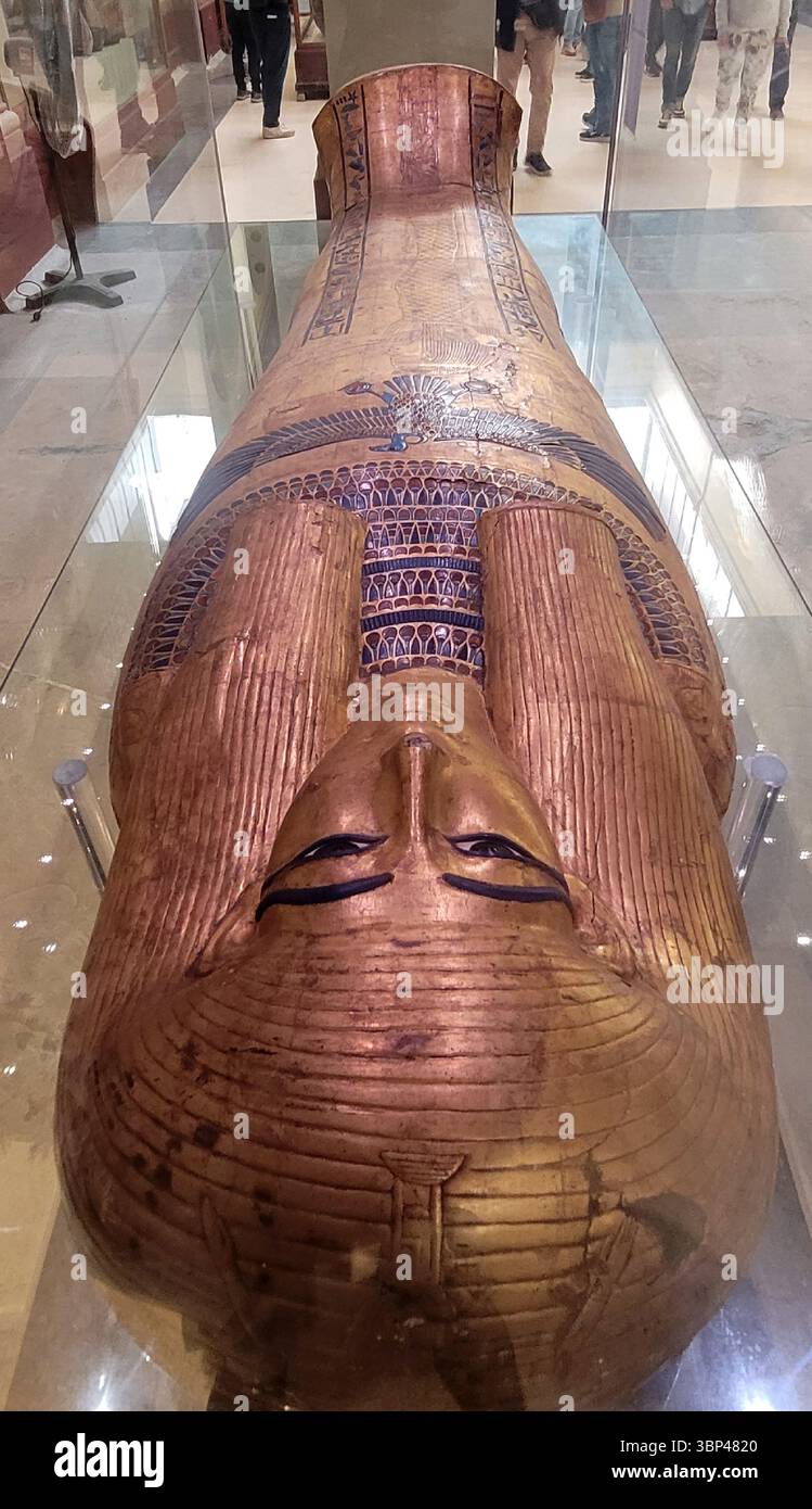 Ein Foto von Yuyas Sarkophag. Yuya (manchmal auch Iouiya oder Yuaa) war ein mächtiger ägyptischer Höfling während der achtzehnten Dynastie Ägyptens (um 1390 v. Chr.). Er war mit Thuya verheiratet, einer ägyptischen Adligen, die mit der königlichen Familie verbunden war und hohe Ämter in der Regierungs- und Religionshierarchie innehatte. Ihre Tochter, Tiye, wurde die große königliche Ehefrau von Amenhotep III. Um 1390 v. Chr.. Stockfoto