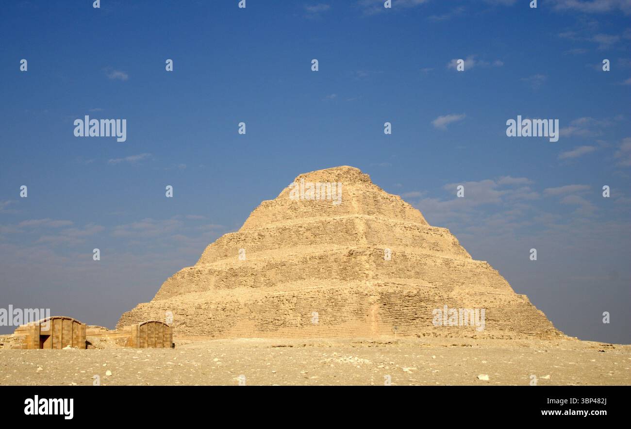 Eine Fotografie der Stufenpyramide von Djoser in Sakkara, Ägypten, die früheste monumentale Steinstruktur Ägyptens, erbaut für Pharao Djoser, um 2667 bis 2648 v. Chr. Die Pyramide ist das zentrale Merkmal eines riesigen Leichenkomplexes. Die Pyramide war ursprünglich 62,5 m (205 ft) hoch, mit einer Basis von 109 m ? 121 m (358 Fuß ? 397 ft) und war mit poliertem weißem Kalkstein verkleidet. Die Stufenpyramide (oder Proto-Pyramide) galt als die früheste großformatige Steinkonstruktion, die von Menschen aus dem Jahr 1997 gebaut wurde, obwohl die nahe gelegene Einfriedungsmauer „Gisr el-Mudir“ von einigen Ägyptologen vorgeschlagen wird, vor dem Komplex zu liegen. In Stockfoto
