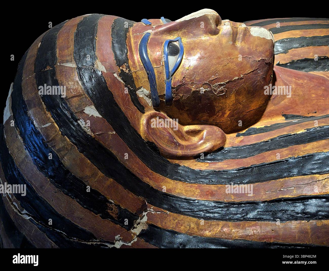 Ein Foto von Yuyas äußerem Sarkophag. Yuya (manchmal auch Iouiya oder Yuaa) war ein mächtiger ägyptischer Höfling während der achtzehnten Dynastie Ägyptens (um 1390 v. Chr.). Er war mit Thuya verheiratet, einer ägyptischen Adligen, die mit der königlichen Familie verbunden war und hohe Ämter in der Regierungs- und Religionshierarchie innehatte. Ihre Tochter, Tiye, wurde die große königliche Ehefrau von Amenhotep III. Um 1390 v. Chr.. Stockfoto