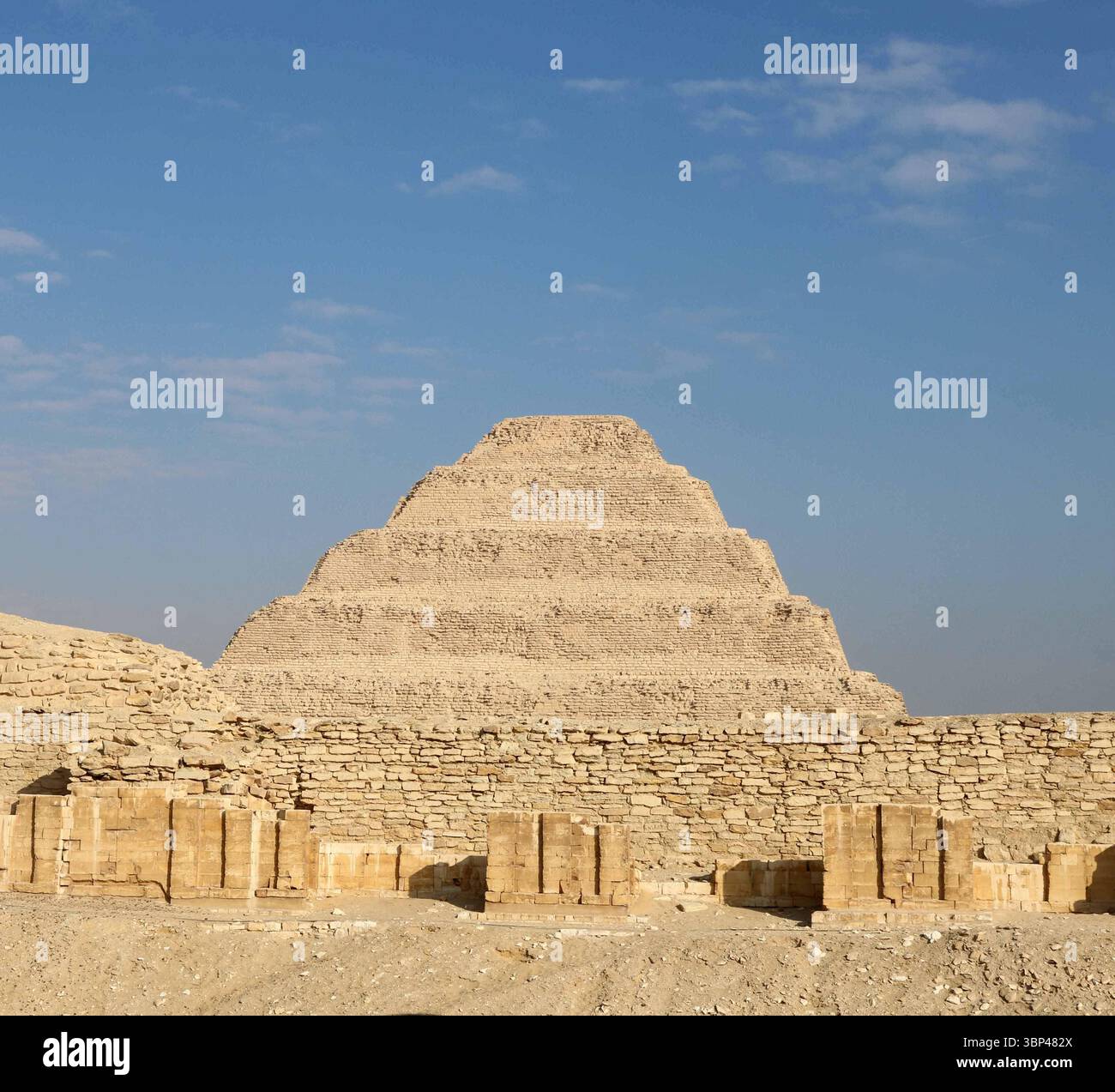 Eine Fotografie der Stufenpyramide von Djoser in Sakkara, Ägypten, die früheste monumentale Steinstruktur Ägyptens, erbaut für Pharao Djoser, um 2667 bis 2648 v. Chr. Die Pyramide ist das zentrale Merkmal eines riesigen Leichenkomplexes. Die Pyramide war ursprünglich 62,5 m (205 ft) hoch, mit einer Basis von 109 m ? 121 m (358 Fuß ? 397 ft) und war mit poliertem weißem Kalkstein verkleidet. Die Stufenpyramide (oder Proto-Pyramide) galt als die früheste großformatige Steinkonstruktion, die von Menschen aus dem Jahr 1997 gebaut wurde, obwohl die nahe gelegene Einfriedungsmauer „Gisr el-Mudir“ von einigen Ägyptologen vorgeschlagen wird, vor dem Komplex zu liegen. In Stockfoto