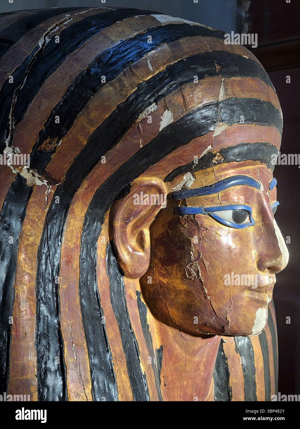Ein Foto von Yuyas äußerem Sarkophag. Yuya (manchmal auch Iouiya oder Yuaa) war ein mächtiger ägyptischer Höfling während der achtzehnten Dynastie Ägyptens (um 1390 v. Chr.). Er war mit Thuya verheiratet, einer ägyptischen Adligen, die mit der königlichen Familie verbunden war und hohe Ämter in der Regierungs- und Religionshierarchie innehatte. Ihre Tochter, Tiye, wurde die große königliche Ehefrau von Amenhotep III. Um 1390 v. Chr.. Stockfoto