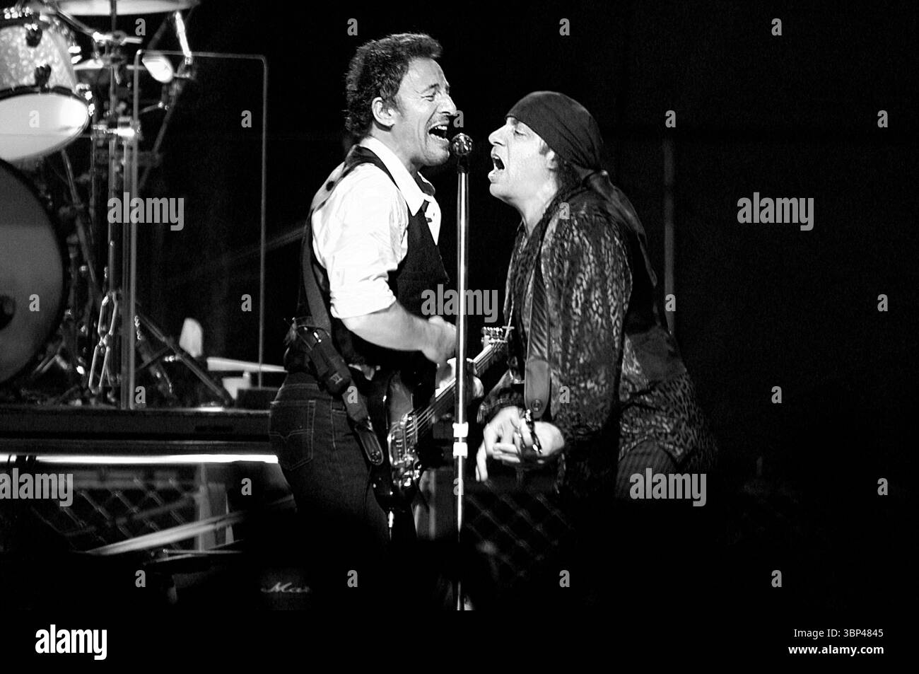Castelvecchio di Reno, Bologna 18.10.2002: Bruce Springsteen und Steven Van Zandt von der E-Street Band während des Live-Konzerts im Palamalagutti Stockfoto
