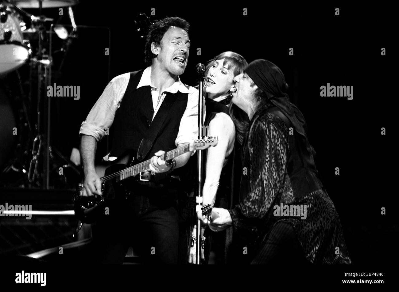 Castelvecchio di Reno, Bologna 18.10.2002: Bruce Springsteen, Patti Scialfa und Steven Van Zandt von der E-Street Band, während des Live-Konzerts im Palamalagutti Stockfoto