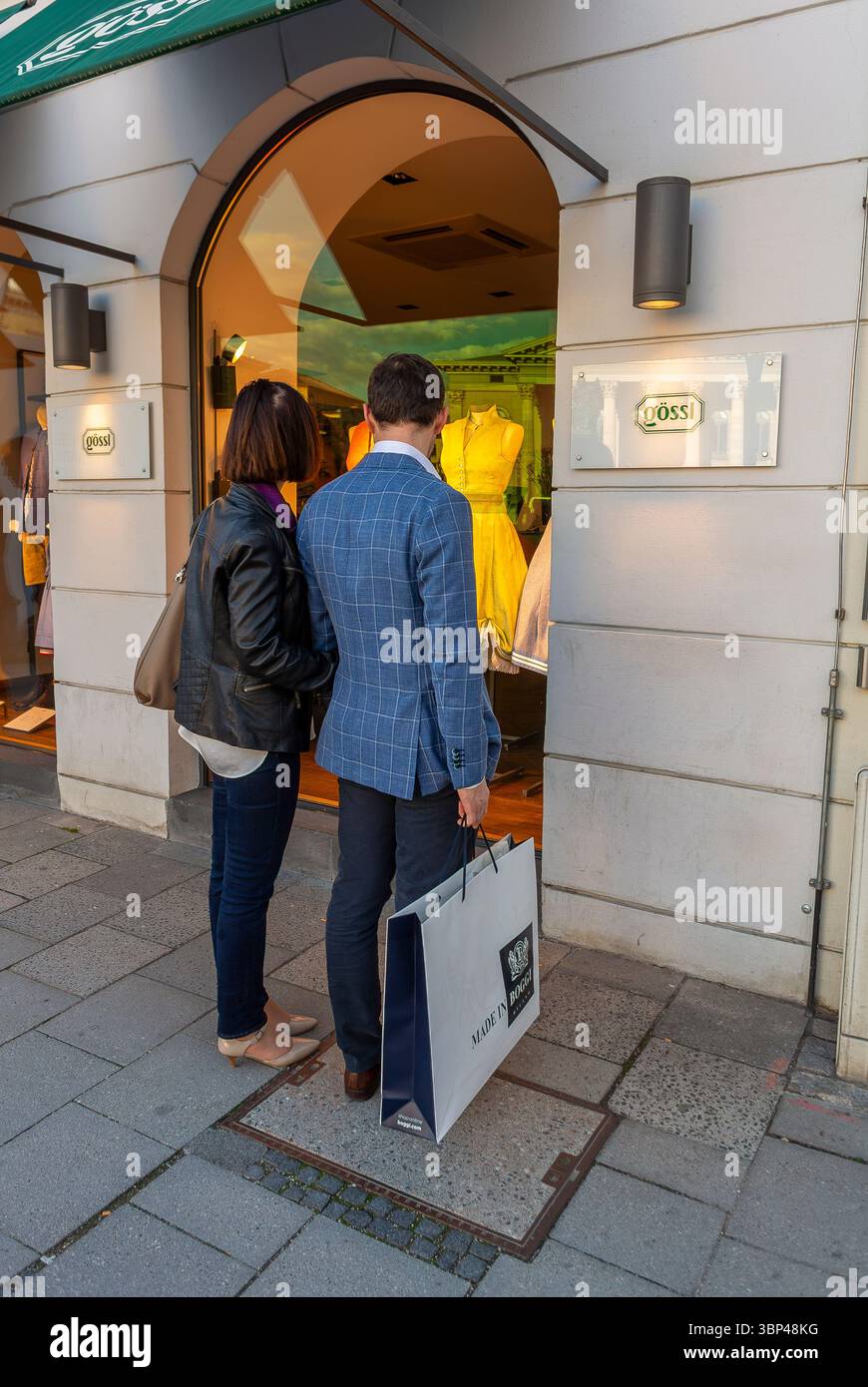 München, Deutschland, Paare, Einkaufen, von hinten, Außenfassaden Des Modehauses, Windows-Display « Gossi » Stockfoto