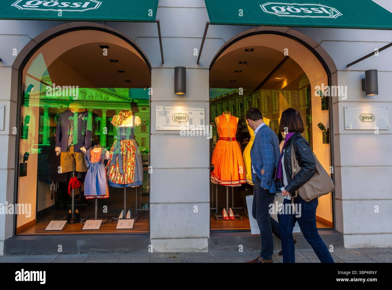 München, Deutschland, Paare, Einkaufen, von hinten, Vor Den Fronten Des Lokalen Modegeschäfts, Windows-Display « Gossi' Stockfoto