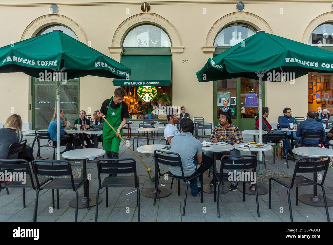 München, Deutschland, Leute sitzen an Tischen, draußen auf der Cafe Terrace, Starbucks Coffee Shop, draußen, Straßenjunge Leute, Arbeit Stockfoto