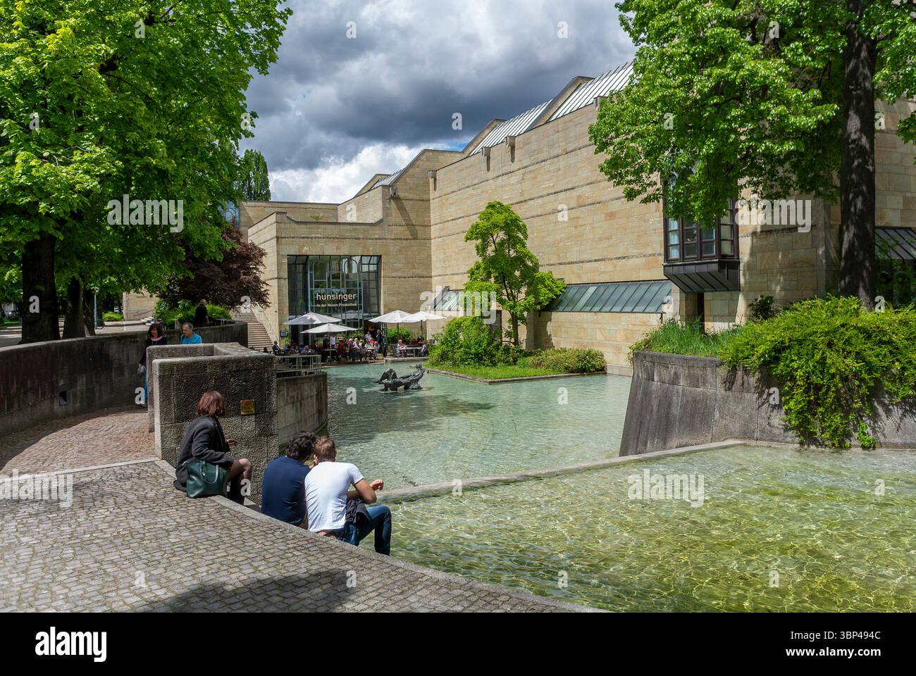 München, Deutschland, Gruppe junger Leute, die sitzen, herumhängen, außerhalb des modernen Kunstmuseums, Park, «Alte Pinatek» Teenager, die herumhängen Stockfoto