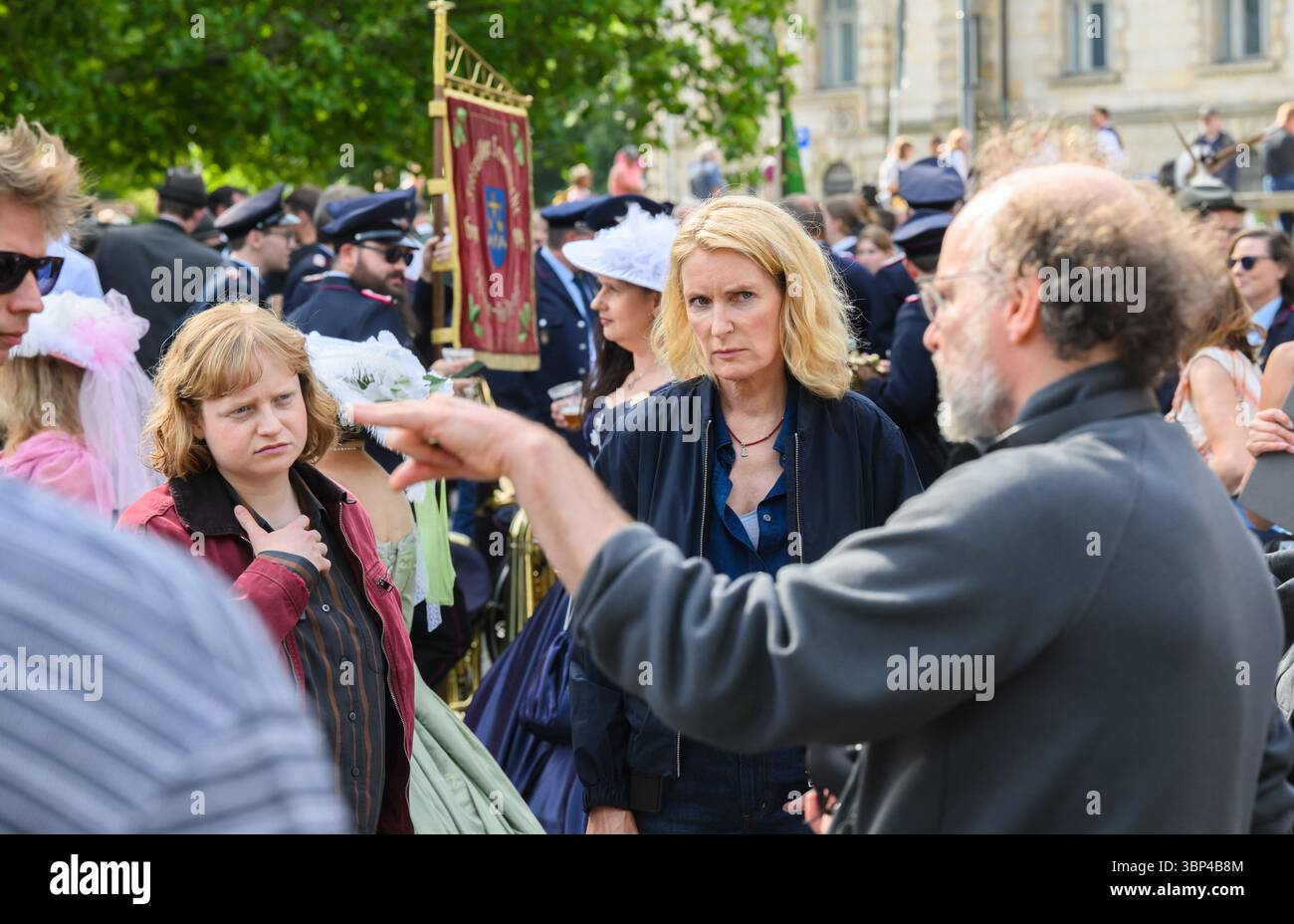 Hannover, Deutschland. Juli 2025. Die Schauspielerinnen Luise von Stein (l) und Maria Furtwängler stehen mitten im echten Schützenausmarsch am Neuen Rathaus während der Dreharbeiten für einen neuen fiktiven Tatort. Nach Angaben des Norddeutschen Rundfunks (NDR) begannen während des Schützenausmarsches die Dreharbeiten für einen neuen Tatort: Schützenfest mit Maria Furtwängler als Kommissarin Charlotte Lindholm. Quelle: Julian Stratenschulte/dpa/Alamy Live News Stockfoto