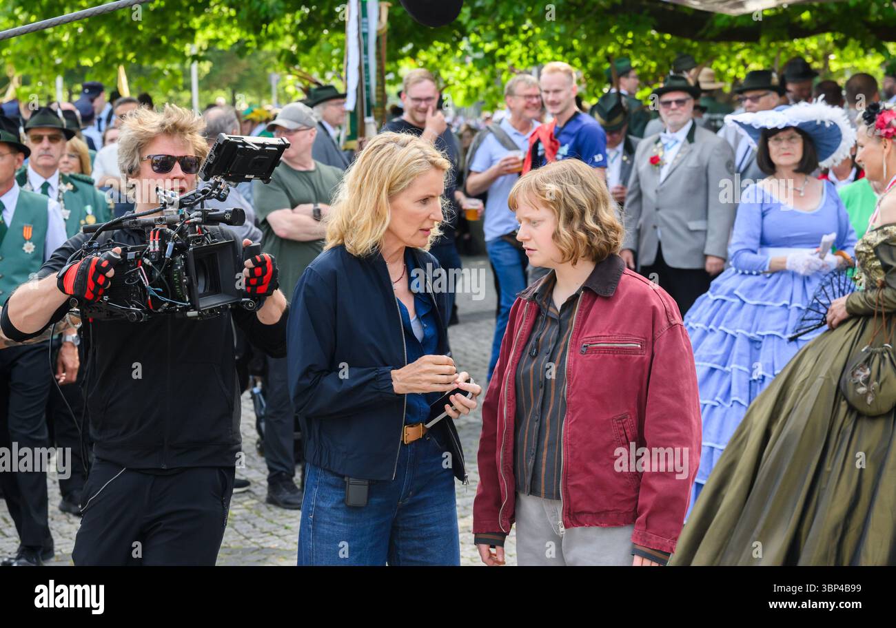 Hannover, Deutschland. Juli 2025. Die Schauspielerinnen Maria Furtwängler (l) und Luise von Stein spielen während der Dreharbeiten für einen neuen fiktiven Tatort mitten im echten Schützenausmarsch am Neuen Rathaus eine Szene. Nach Angaben des Norddeutschen Rundfunks (NDR) begannen während des Schützenausmarsches die Dreharbeiten für einen neuen Tatort: Schützenfest mit Maria Furtwängler als Kommissarin Charlotte Lindholm. Quelle: Julian Stratenschulte/dpa/Alamy Live News Stockfoto