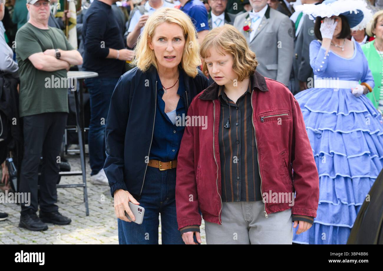 Hannover, Deutschland. Juli 2025. Die Schauspielerinnen Maria Furtwängler (l) und Luise von Stein spielen während der Dreharbeiten für einen neuen fiktiven Tatort mitten im echten Schützenausmarsch am Neuen Rathaus eine Szene. Nach Angaben des Norddeutschen Rundfunks (NDR) begannen während des Schützenausmarsches die Dreharbeiten für einen neuen Tatort: Schützenfest mit Maria Furtwängler als Kommissarin Charlotte Lindholm. Quelle: Julian Stratenschulte/dpa/Alamy Live News Stockfoto