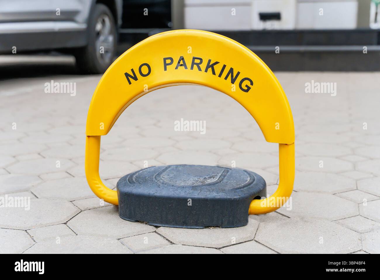 Parkbarriere mit dem Schild „kein Parken“. Straßenbeschränkungen Stockfoto