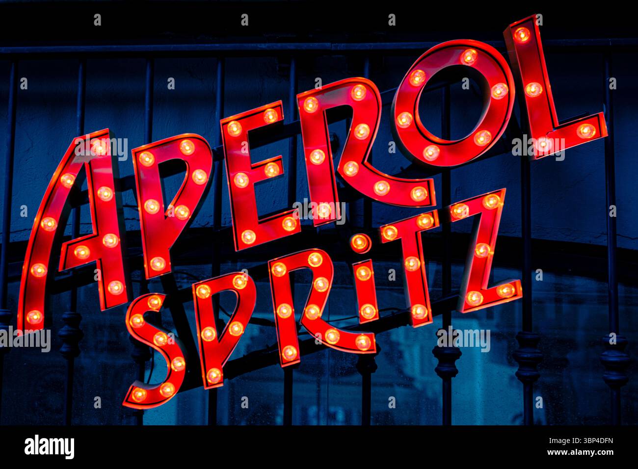 Aperol Spritz, der klassische italienische Aperitif. Stockfoto