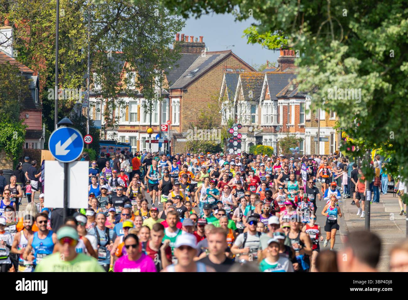 LONDON, Großbritannien - 27. APRIL 2025: Eine große Anzahl von Menschen läuft beim London Marathon 2025. Stockfoto