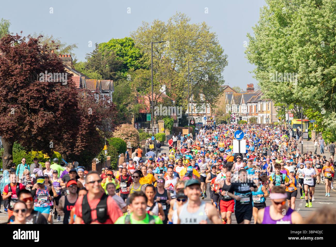 LONDON, Großbritannien - 27. APRIL 2025: Eine große Anzahl von Menschen läuft beim London Marathon 2025. Stockfoto