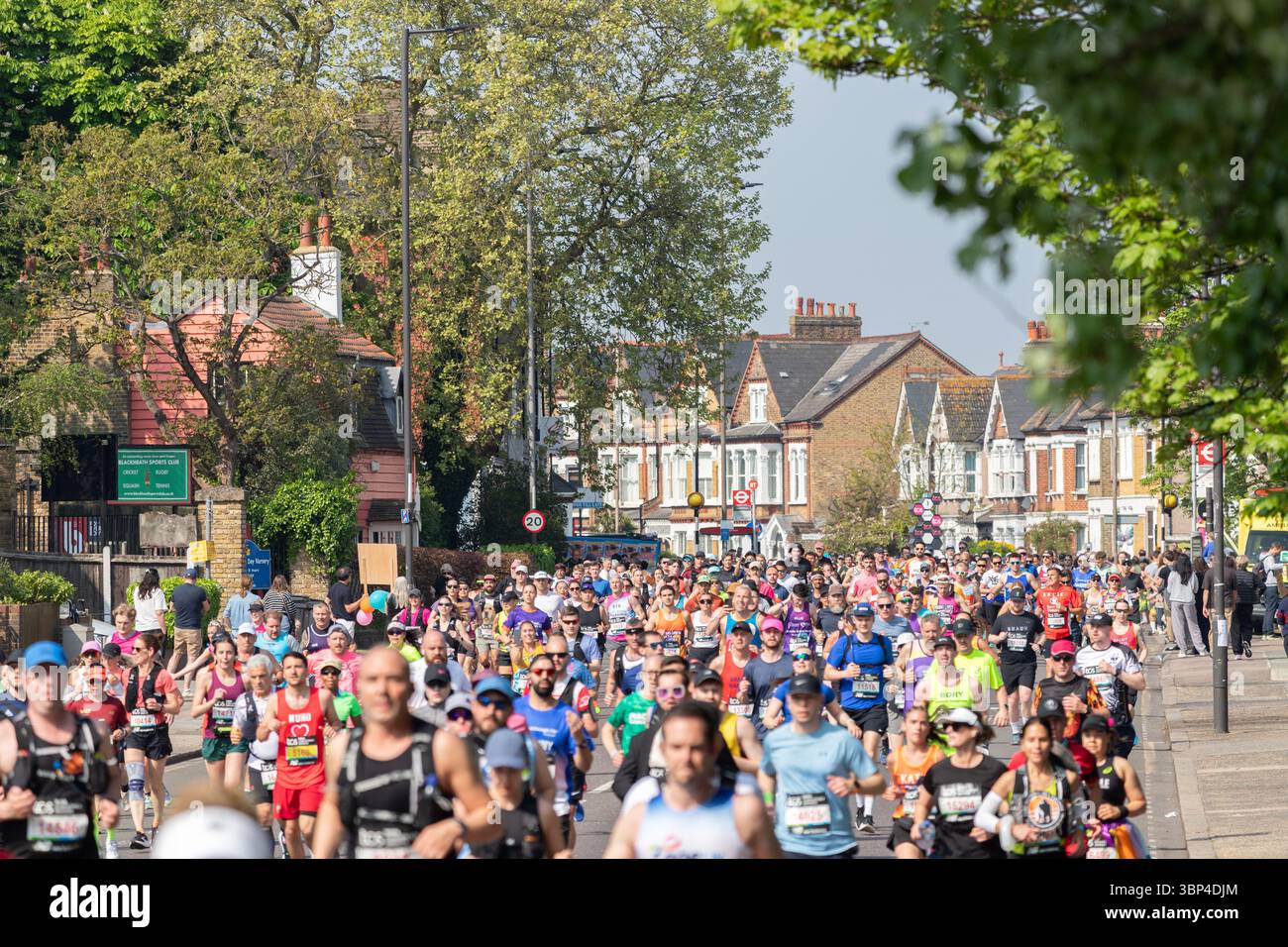 LONDON, Großbritannien - 27. APRIL 2025: Eine große Anzahl von Menschen läuft beim London Marathon 2025. Stockfoto