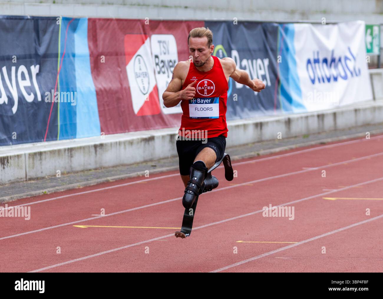 Leverkusen, Deutschland. Juli 2025. Leverkusen, Fritz-Jacobi-Anlage, 05.07.2025: Johannes Floors (TSV Bayer 04 Leverkusen) fährt während der Para Heimspiel-Leichtathletik mit 20,29 Sek. über 200 m Weltrekord. Quelle: Mika Volkmann/Alamy Live News Stockfoto