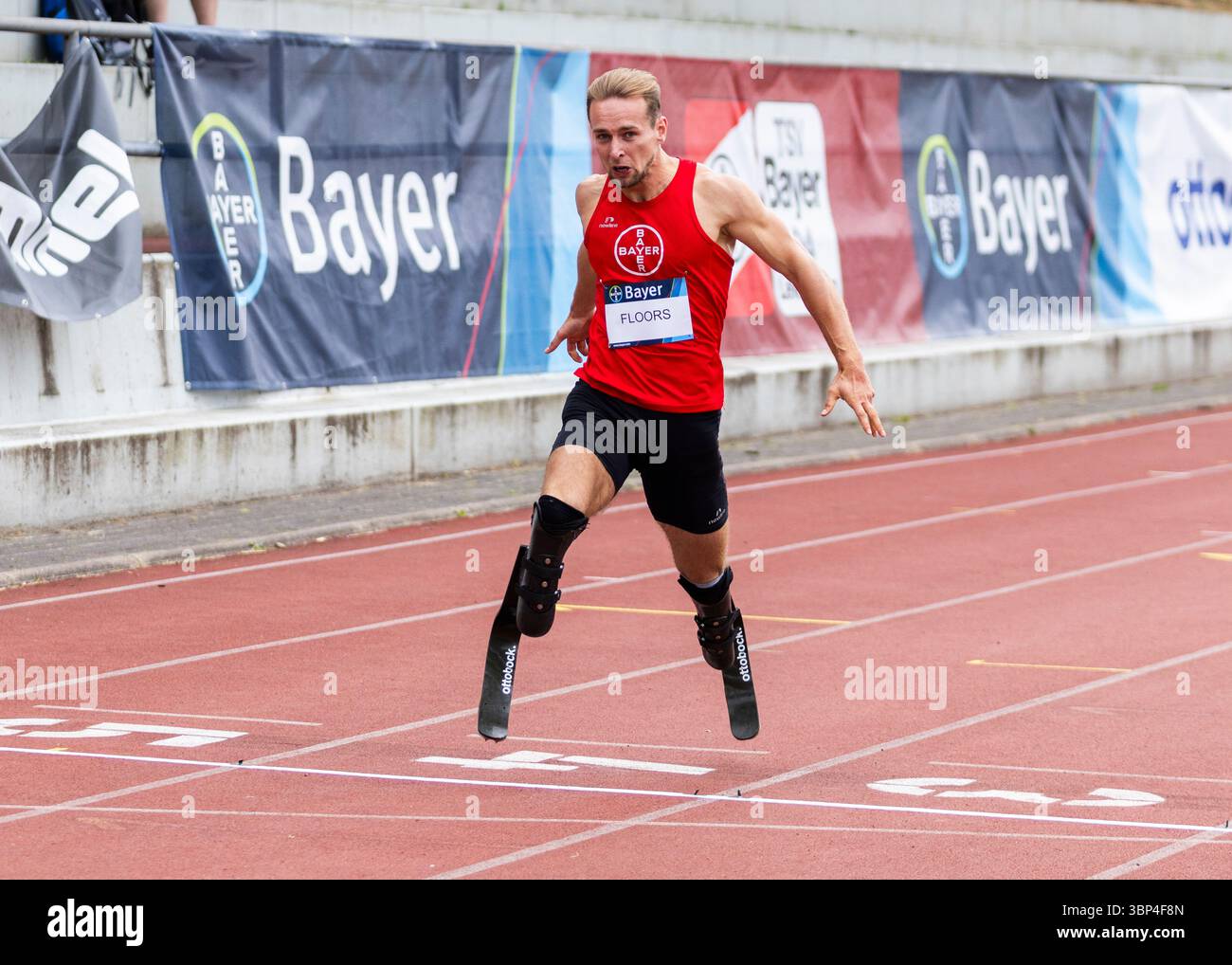 Leverkusen, Deutschland. Juli 2025. Leverkusen, Fritz-Jacobi-Anlage, 05.07.2025: Johannes Floors (TSV Bayer 04 Leverkusen) fährt während der Para Heimspiel-Leichtathletik mit 20,29 Sek. über 200 m Weltrekord. Quelle: Mika Volkmann/Alamy Live News Stockfoto