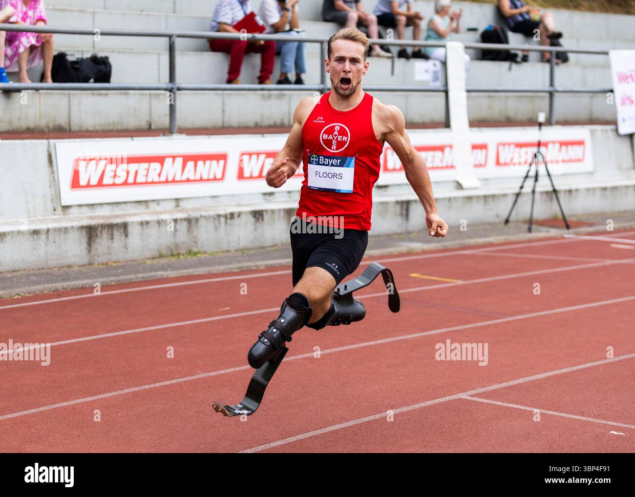 Leverkusen, Deutschland. Juli 2025. Leverkusen, Fritz-Jacobi-Anlage, 05.07.2025: Johannes Floors (TSV Bayer 04 Leverkusen) fährt mit 20,29 Sek. über 200m Weltrekord und feiert während der Para Heimspiel Leichtathletik. Quelle: Mika Volkmann/Alamy Live News Stockfoto