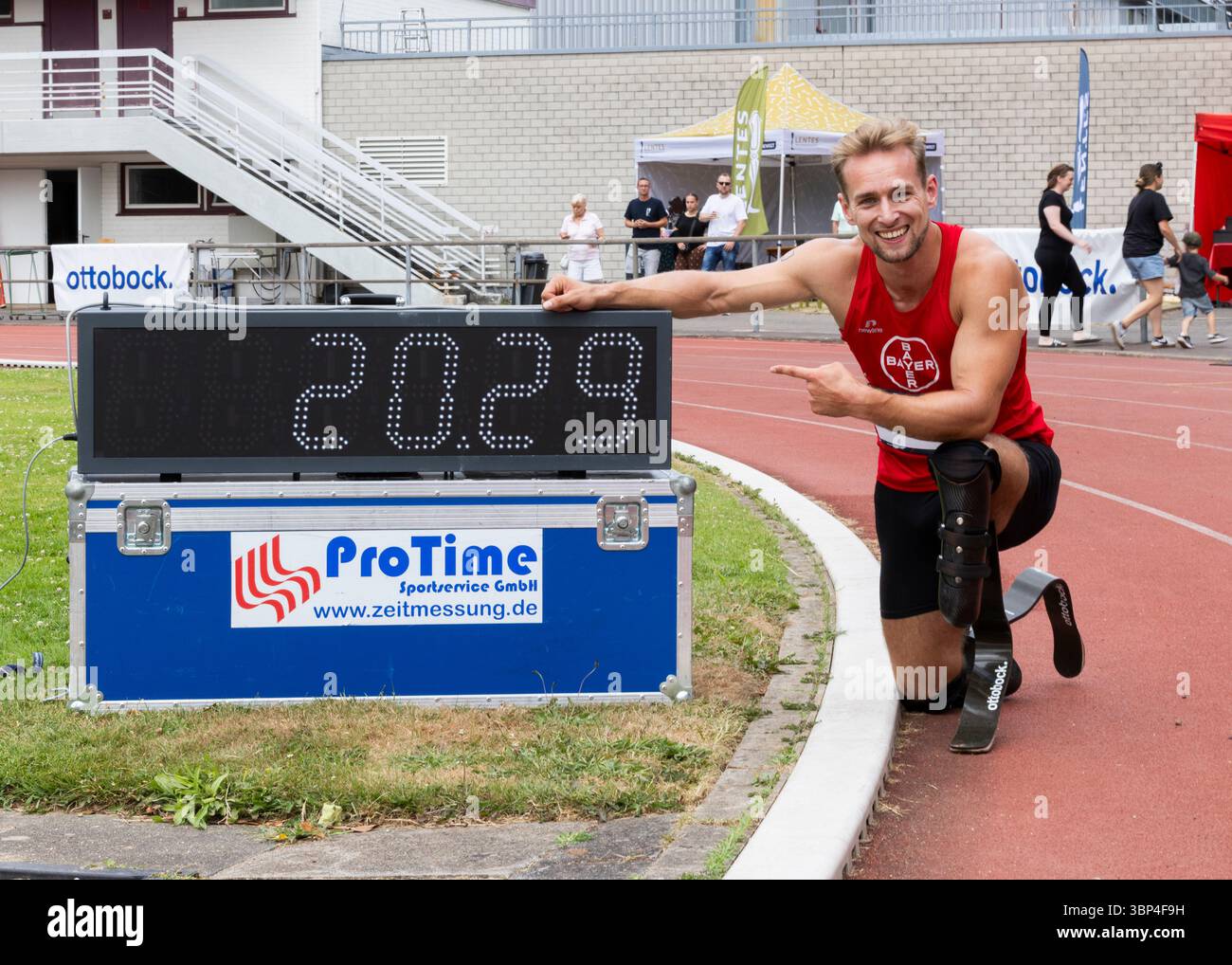 Leverkusen, Deutschland. Juli 2025. Leverkusen, Fritz-Jacobi-Anlage, 05.07.2025: Johannes Floors (TSV Bayer 04 Leverkusen) fährt mit 20,29 Sek. über 200m Weltrekord und feiert während der Para Heimspiel Leichtathletik. Quelle: Mika Volkmann/Alamy Live News Stockfoto