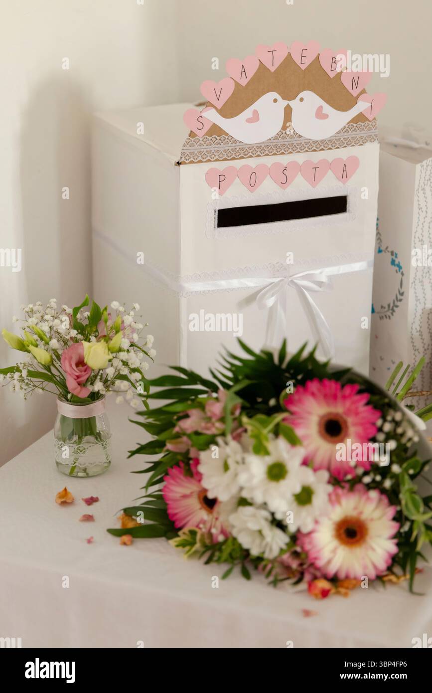 Elegante Hochzeitskartenbox mit Blumen und zarter Dekoration Stockfoto