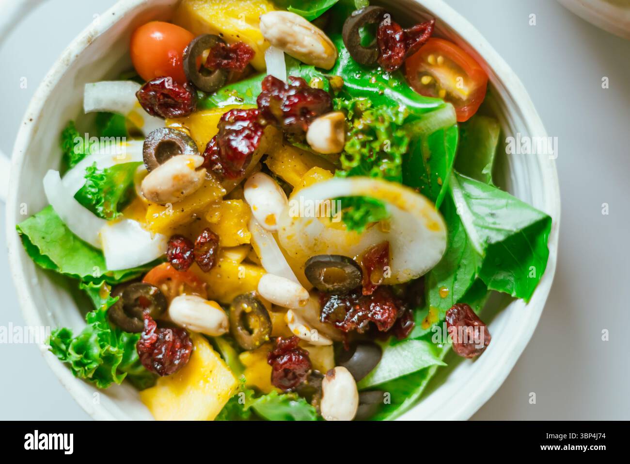 Nahaufnahme köstlicher Obstsalat und verschiedene Früchte, gesundes Lebensmittelkonzept Stockfoto