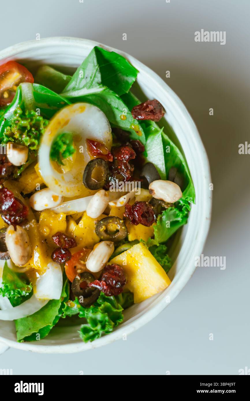 Nahaufnahme köstlicher Obstsalat und verschiedene Früchte, gesundes Lebensmittelkonzept Stockfoto