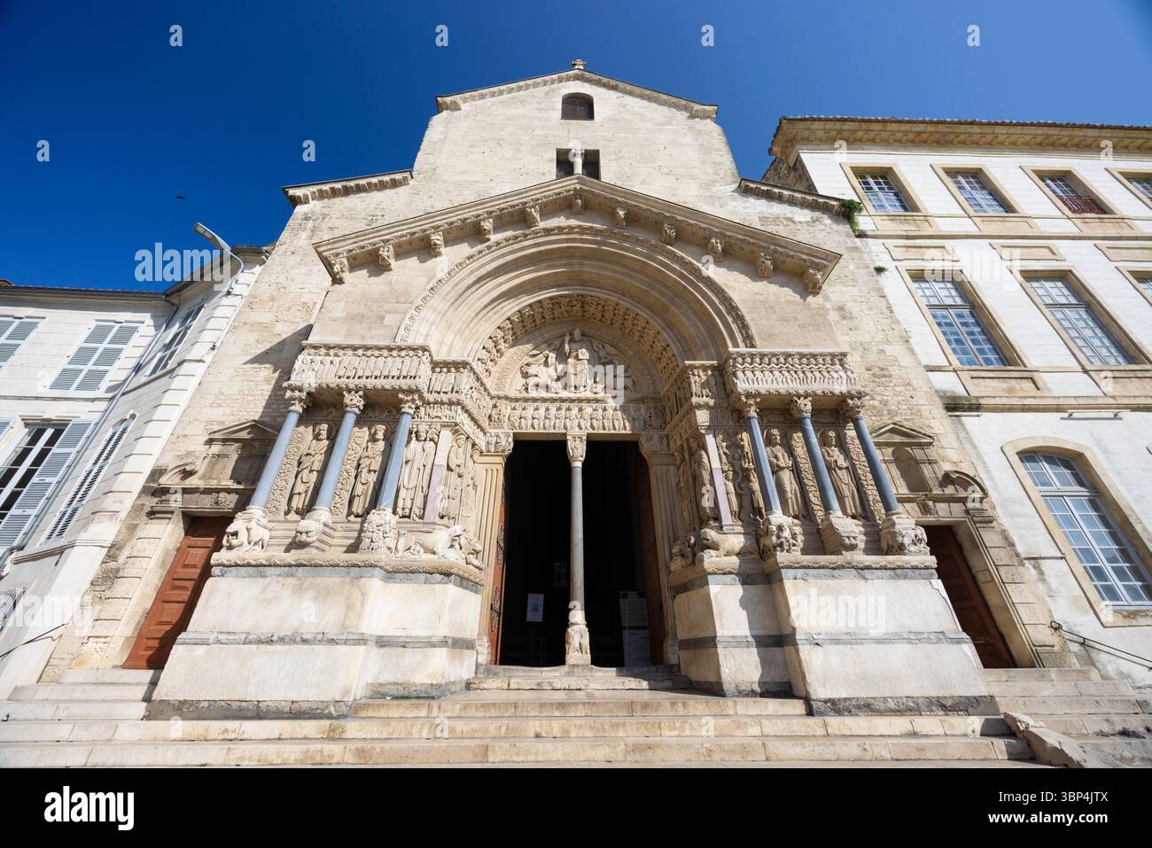 Weitwinkelblick auf den Haupteingang der Kirche Saint Trophime mit geschnitzten Statuen von Heiligen und Aposteln, Arles, Provence, Frankreich Stockfoto