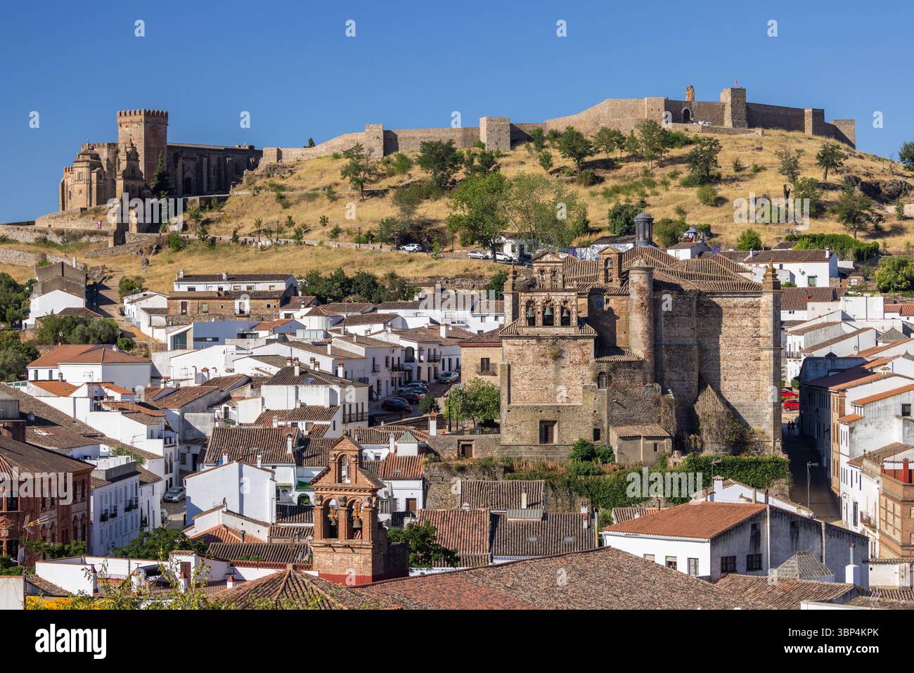 Aracena Stadtbild mit mittelalterlicher Burg und Kirche Nuestra Senora del Mayor Dolor in Andalusien, Spanien Stockfoto
