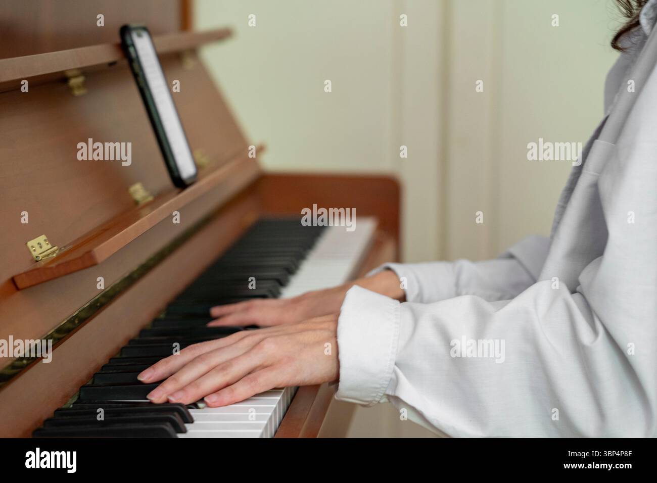 Ein elegantes Klavierspiel mit Noten-Display, das das musikalische Erlebnis verbessert Stockfoto