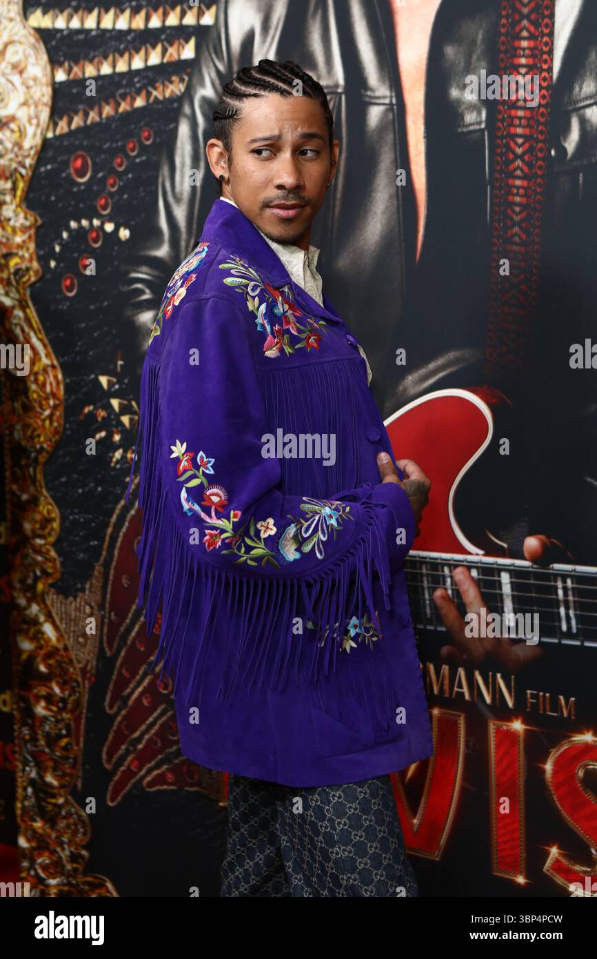 Keiynan Lonsdale spaziert bei der Premiere von Elvis, dem Film im State Theate in Sydney, durch den roten Teppich Stockfoto