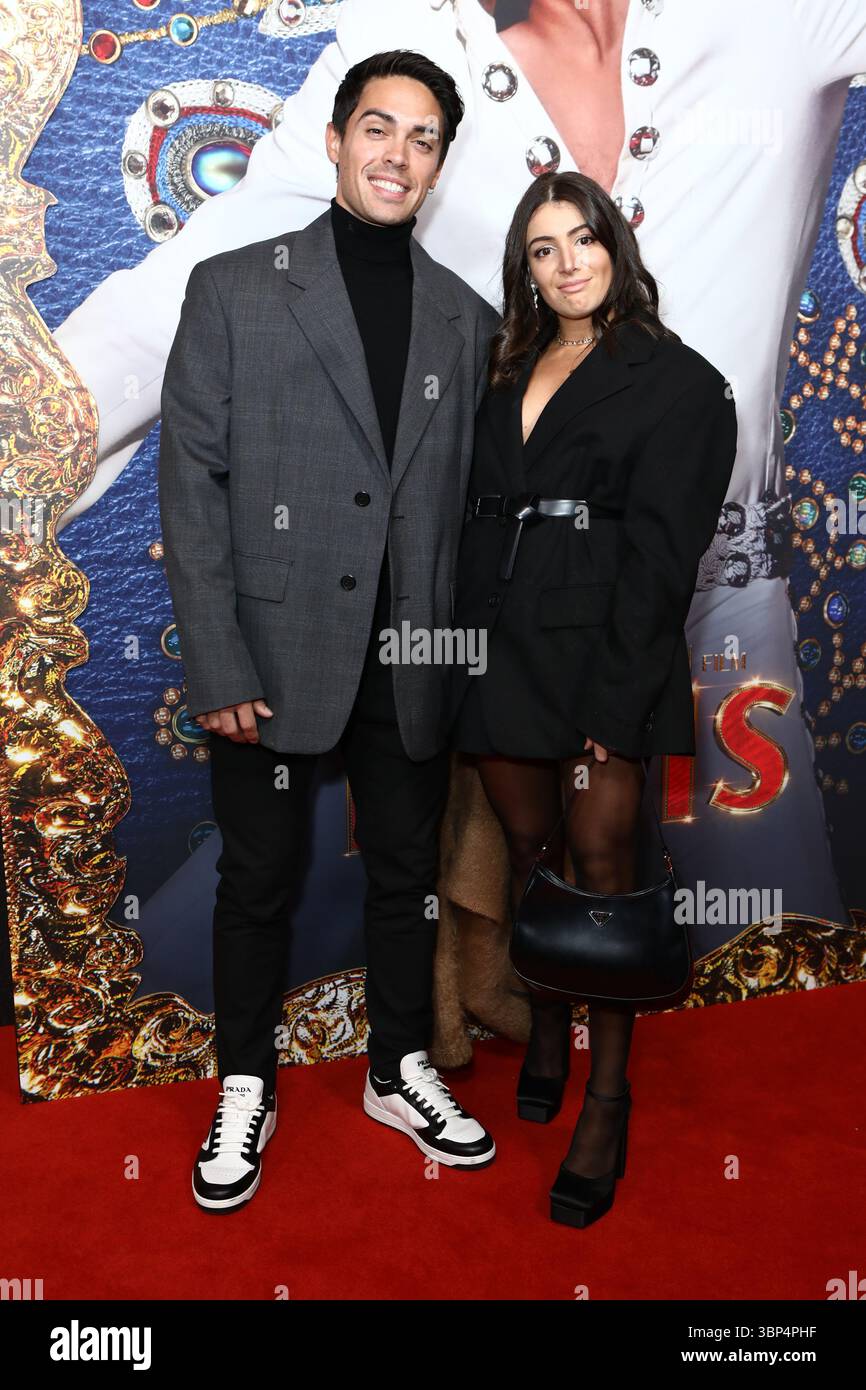 John Pearce, Jessie Adamo gehen auf dem roten Teppich bei der Premiere von Elvis, dem Film im State Theate in Sydney Stockfoto