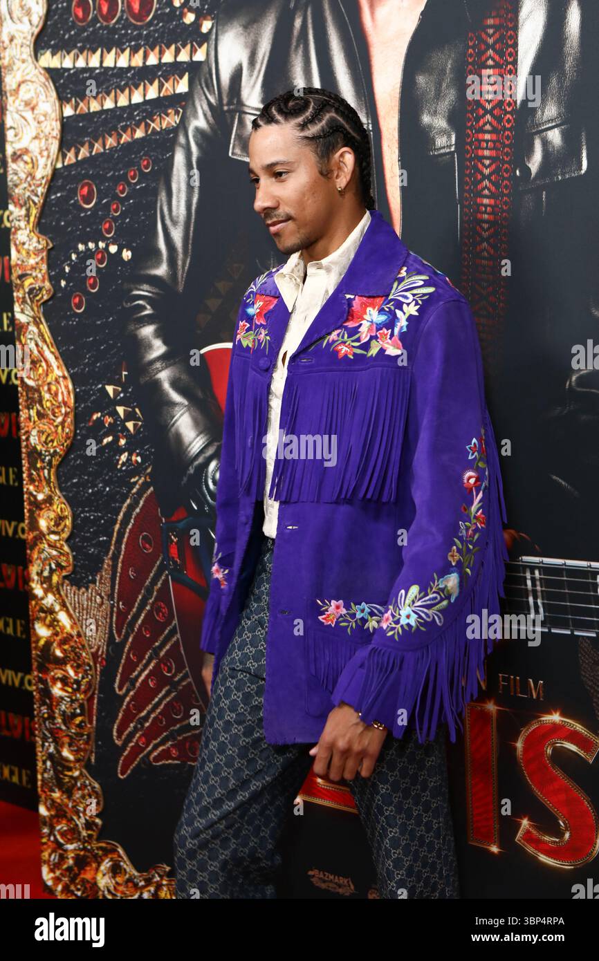 Keiynan Lonsdale spaziert bei der Premiere von Elvis, dem Film im State Theate in Sydney, durch den roten Teppich Stockfoto