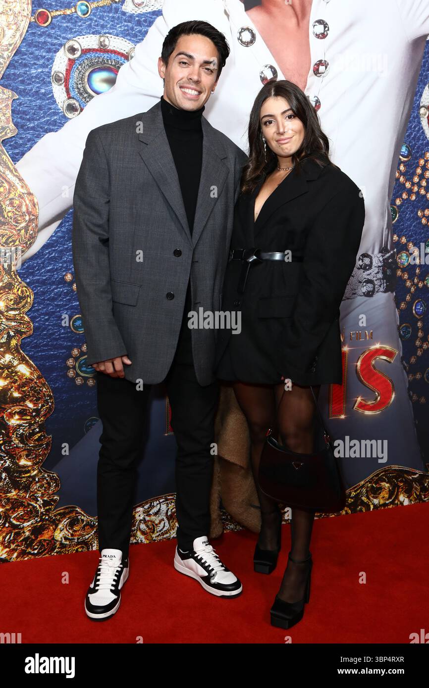 John Pearce, Jessie Adamo gehen auf dem roten Teppich bei der Premiere von Elvis, dem Film im State Theate in Sydney Stockfoto
