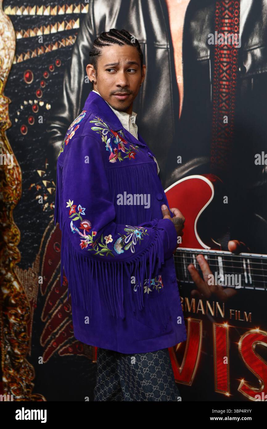 Keiynan Lonsdale spaziert bei der Premiere von Elvis, dem Film im State Theate in Sydney, durch den roten Teppich Stockfoto
