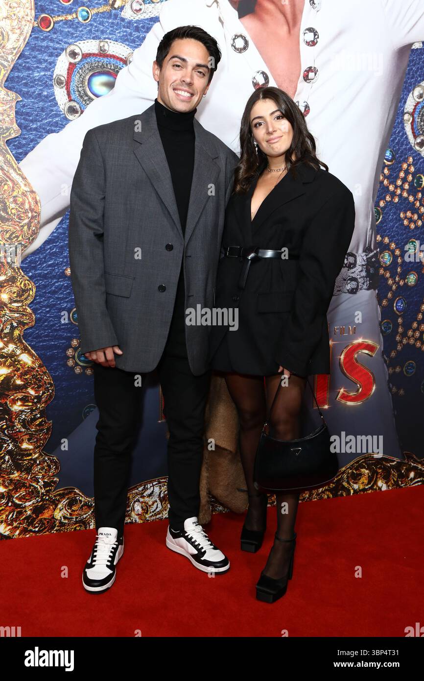 John Pearce, Jessie Adamo gehen auf dem roten Teppich bei der Premiere von Elvis, dem Film im State Theate in Sydney Stockfoto