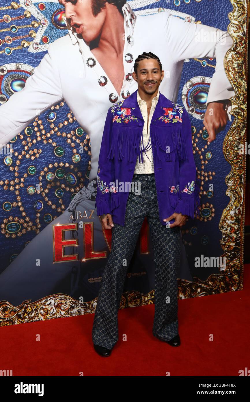 Keiynan Lonsdale spaziert bei der Premiere von Elvis, dem Film im State Theate in Sydney, durch den roten Teppich Stockfoto