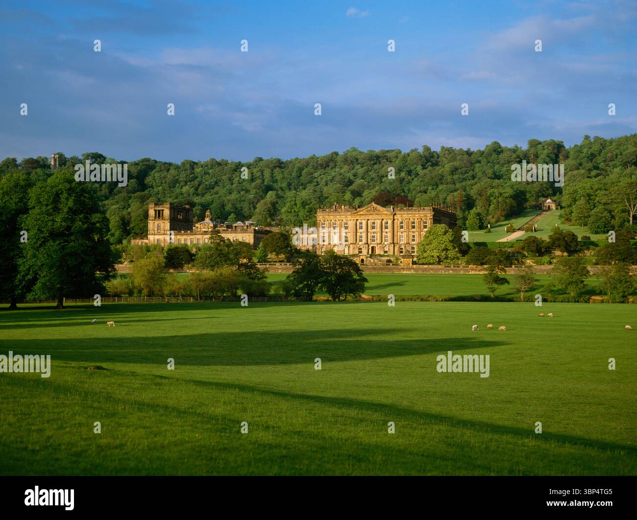 Chatsworth House & Park, Blick nach Osten über Park und Fluss Derwent, Bakewell, Chesterfield, Derbyshire, England, DE45 1PP, UK SK 260702 Haus Stockfoto