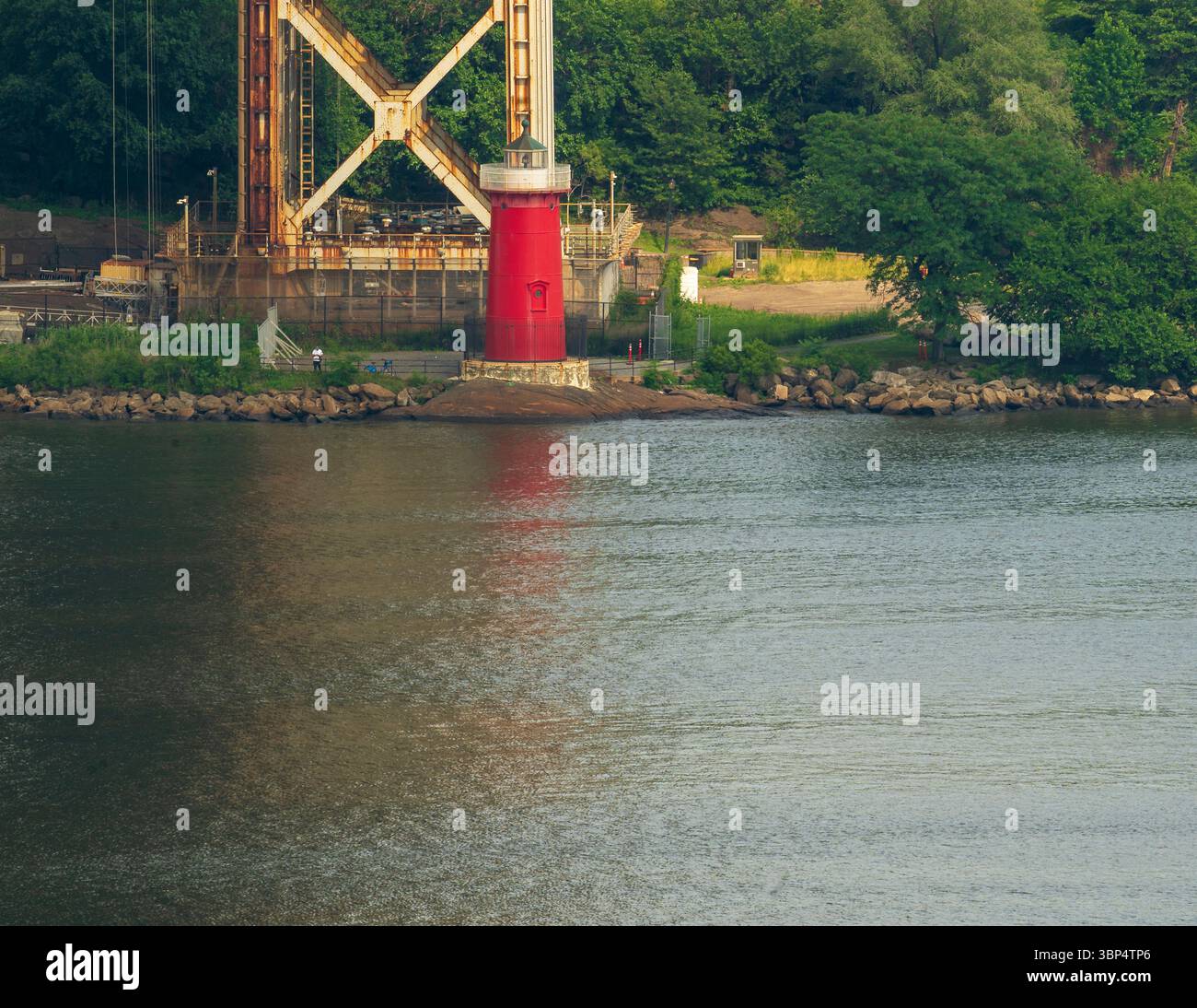 New York, NY - USA - 2. Juli 2025 der ikonische Little Red Lighthouse steht unter der George Washington Bridge, eingebettet am felsigen Ufer des Hudson River Stockfoto