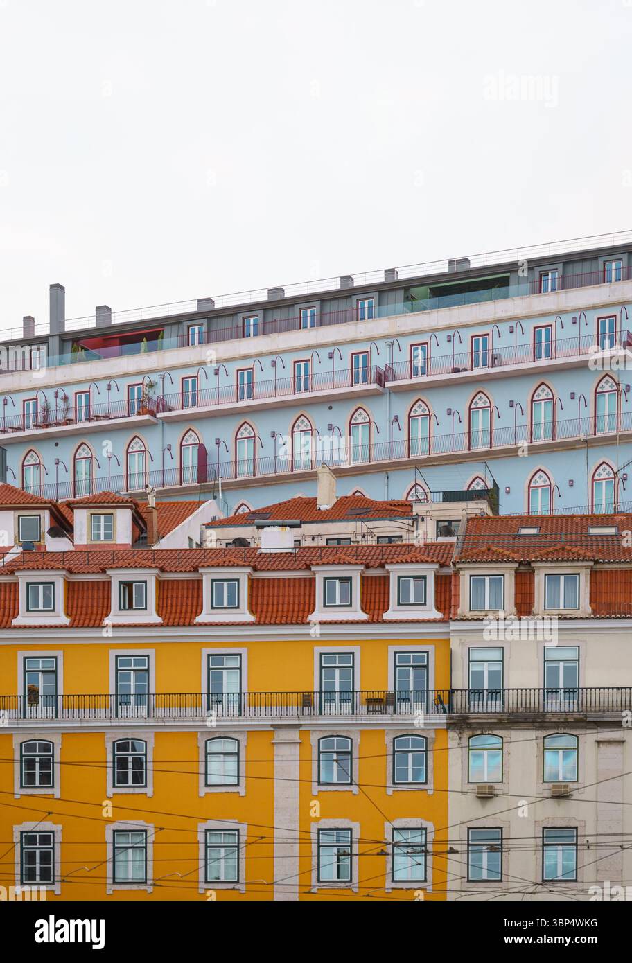 Skurrile Pastellgebäude in Lissabon mit filmischem Flair Stockfoto