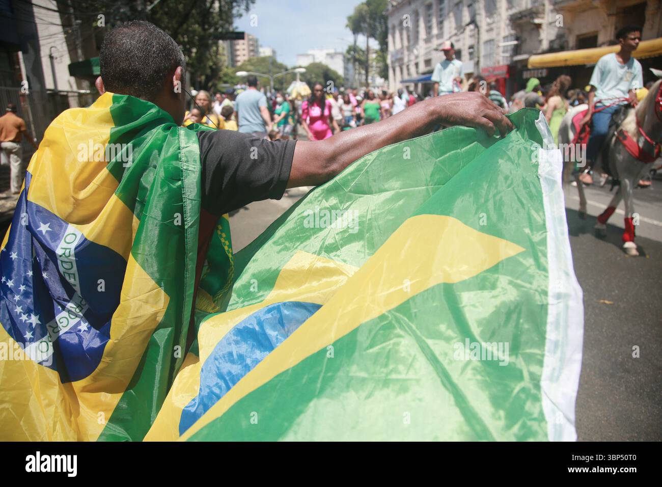 salvador, bahia, brasilien - 7. september 2023: Der Mann hält die brasilianische Flagge während einer Bürgerparade zum brasilianischen Unabhängigkeitstag. Stockfoto