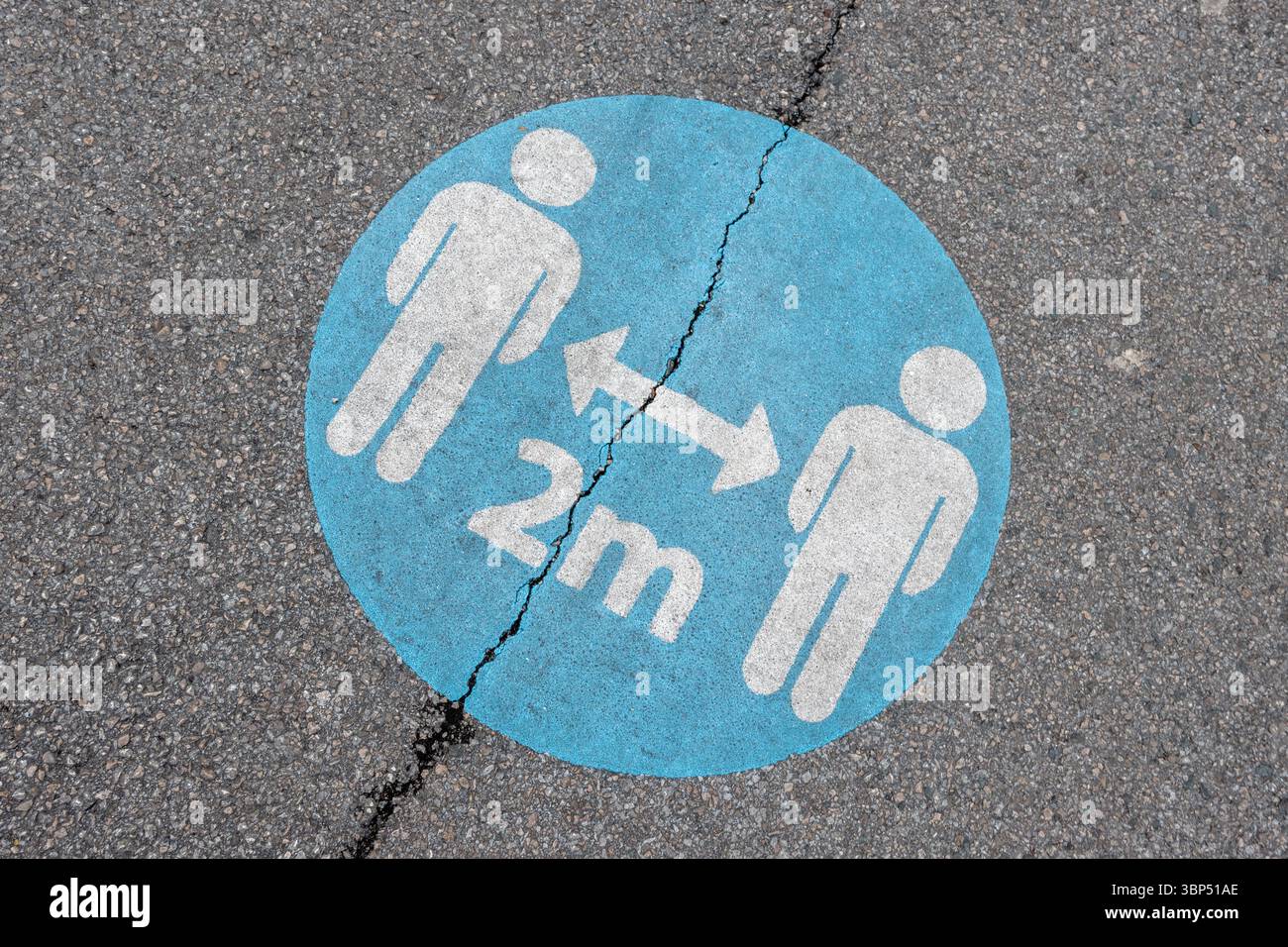 Soziales Abstandszeichen – COVID-19-Sicherheitskennzeichnung auf Fahrsteig 2 Meter Stockfoto