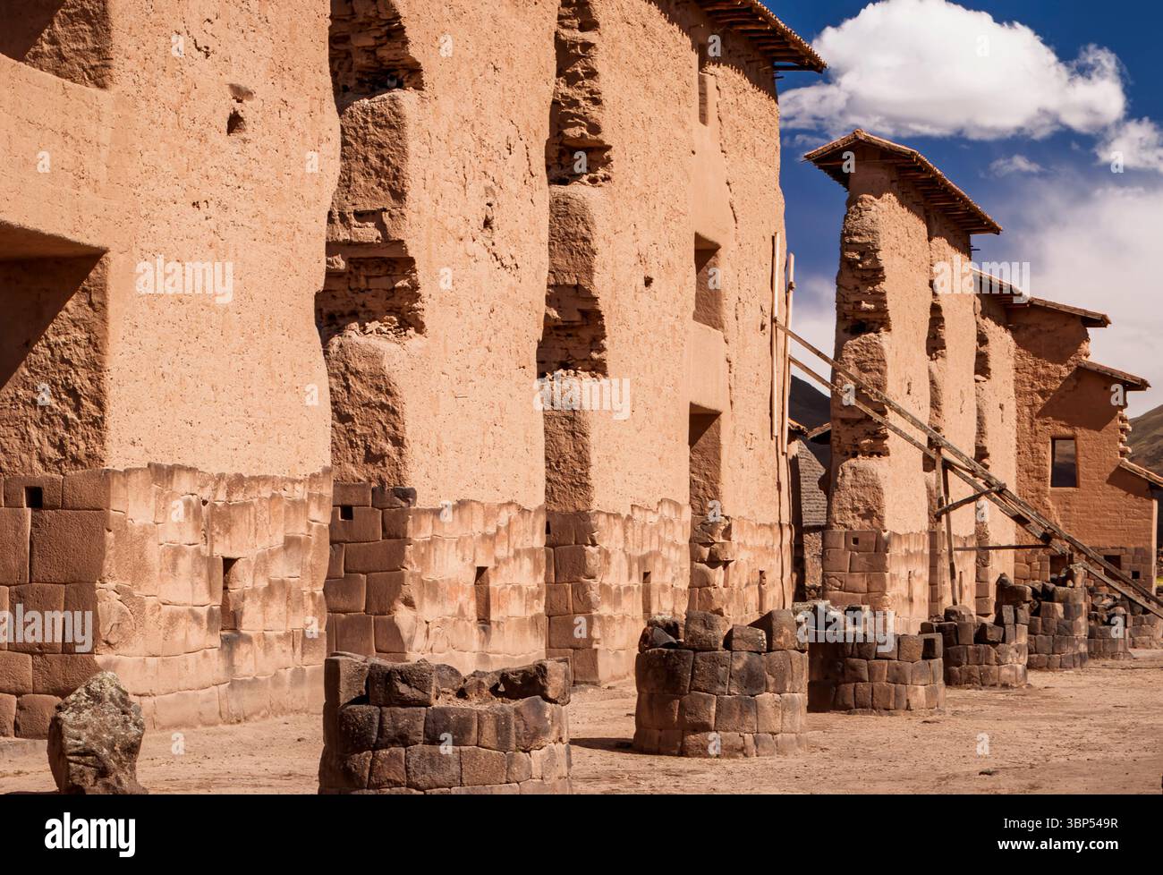 Raqchi, Peru, 2. Mai 2009: When Walls Breathe: The Sacred Geometry of Wiracocha's Temple Stockfoto