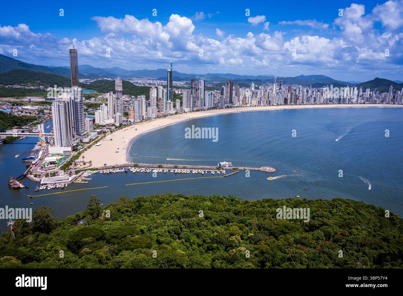 Foto: Balneario Camboriu Beach und Santa Catarina Skyline.in (Brasilien) Stockfoto