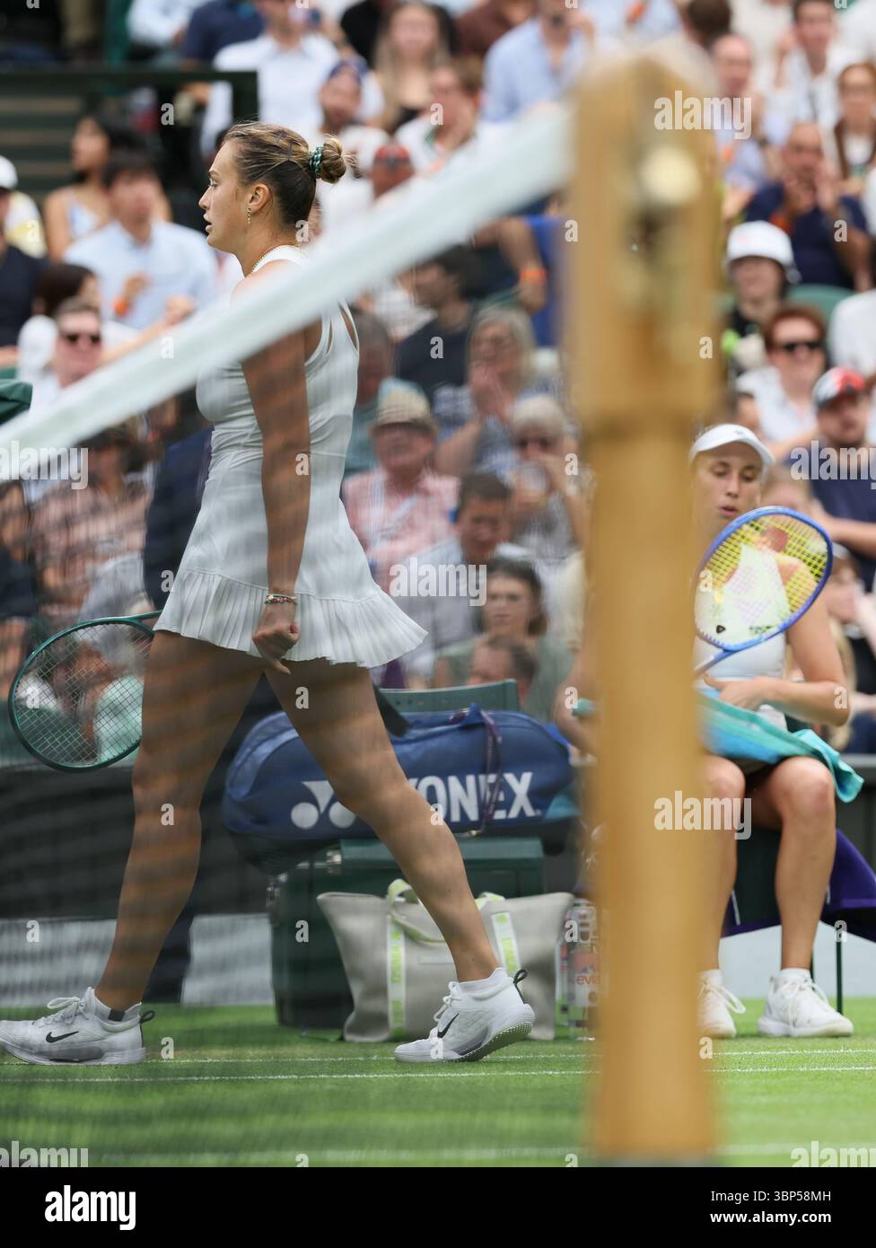 London, Großbritannien. Juli 2025. Die belarussische Aryna Sabalenka wurde während eines Tennisspiels zwischen dem belgischen Mertens und der belarussischen Sabalenka im Achtelfinale der Frauen beim Wimbledon Grand Slam Turnier 2025 am Sonntag, den 6. Juli 2025, im All England Tennis Club im Südwesten Londons, Großbritannien, dargestellt. BELGA FOTO BENOIT DOPPAGNE Credit: Belga News Agency/Alamy Live News Stockfoto