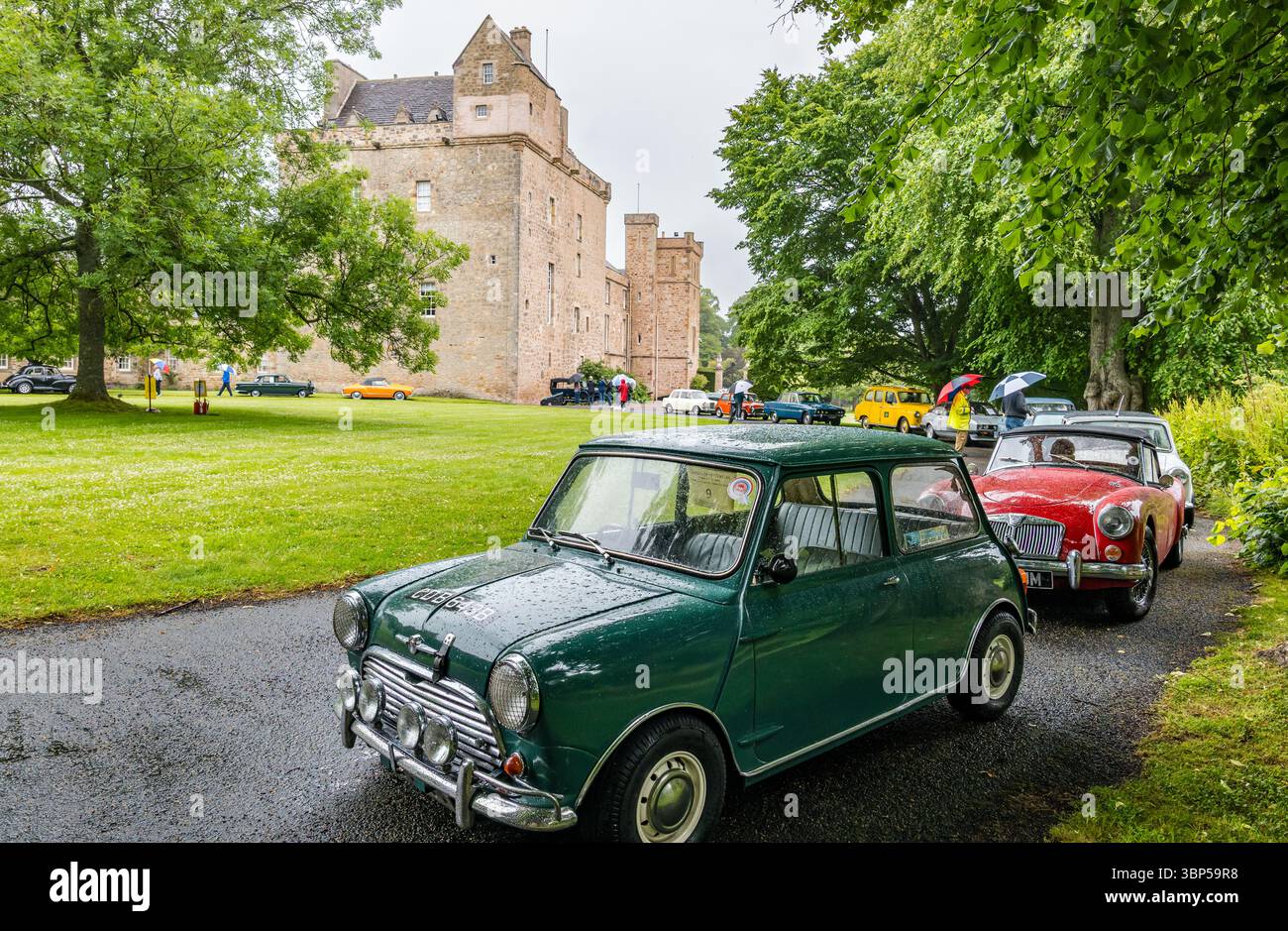 Haddington, East Lothian, Schottland, Vereinigtes Königreich, 6. Juli 2025. Wheels of gestern, Scottish Association of Vehicle Enthusiasten (SAVE) jährlicher Ausflug. Mitglieder reisen durch East Lothian und kommen zum Mittagessen im Lennoxlove House. Abgebildet: Fahrzeuge auf dem Lennoxlove Estate. Quelle: Sally Anderson/Alamy Live News Stockfoto