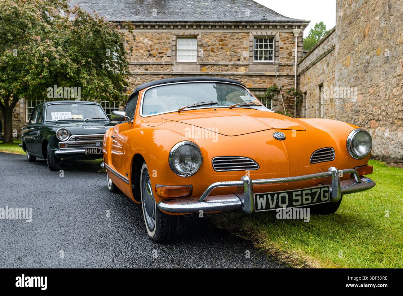 Haddington, East Lothian, Schottland, Vereinigtes Königreich, 6. Juli 2025. Wheels of gestern, Scottish Association of Vehicle Enthusiasten (SAVE) jährlicher Ausflug. Mitglieder reisen durch East Lothian und kommen zum Mittagessen im Lennoxlove House. Im Bild: Ein Ford Cortina aus dem Jahr 1966 und ein Karmann Ghia aus dem Jahr 1969 auf dem Lennoxlove Estate. Quelle: Sally Anderson/Alamy Live News Stockfoto